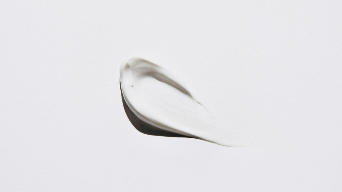Texture de soin cosmétique étalée sur fond clair, en écho au stick PDRN repulpant