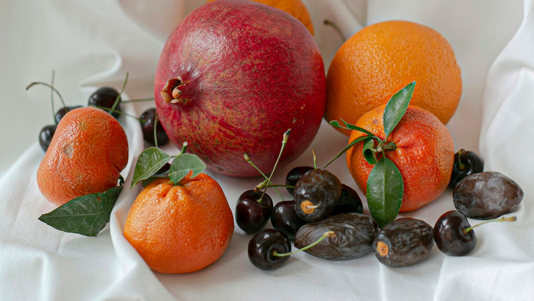 Agrumes et fruits rouges sur un textile clair, alimentation et collagene en complement du stick PDRN